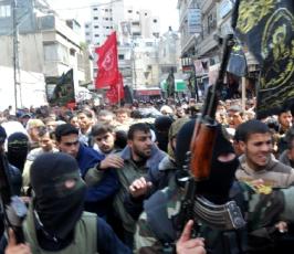 بالصور: سرايا القدس وجماهير غفيرة تشيع جثمان الشهيد محمد معمر  بخانيونس