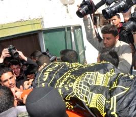 بالصور: سرايا القدس وجماهير غفيرة تشيع جثمان الشهيد محمد معمر  بخانيونس