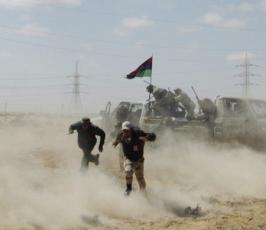 بالصور: إشتباكات بين الثوار الليبيين وقوات القذافي
