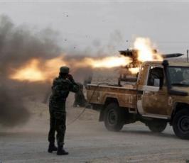 بالصور: إشتباكات بين الثوار الليبيين وقوات القذافي