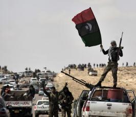 بالصور: إشتباكات بين الثوار الليبيين وقوات القذافي