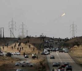 بالصور: إشتباكات بين الثوار الليبيين وقوات القذافي