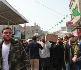 بالصور : جماهير غفيرة تشيع شهداء كتائب القسام 