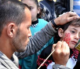 تقرير مصور: أطفال الأسرى يحيون يوم الطفل بالألوان والفكاهة