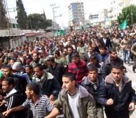 بالصور: تشييع جثامين الشهداء الذين إرتقوا بالقصف الغاشم على مدينة خانيونس