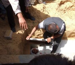 بالصور: تشييع جثامين الشهداء الذين إرتقوا بالقصف الغاشم على مدينة خانيونس