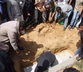 بالصور: تشييع جثامين الشهداء الذين إرتقوا بالقصف الغاشم على مدينة خانيونس