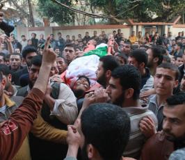 بالصور : جماهير غفيرة تطالب بالإنتقام لدماء الشهداء