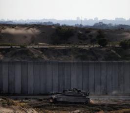 شاهد بالصور: العدو الصهيونى يستنفر وينشر ألياته المدرعة على الحدود مع غزة