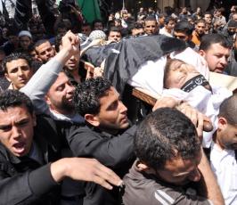 بالصور: تشييع جثمان الشهيد رائد بر بعد إن إغتالته طائرات الحقد الصهيونية بحى الزيتون