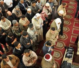 بالصور: تشييع جثمان الشهيد رائد بر بعد إن إغتالته طائرات الحقد الصهيونية بحى الزيتون