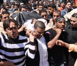 بالصور: تشييع جثمان الشهيد رائد بر بعد إن إغتالته طائرات الحقد الصهيونية بحى الزيتون