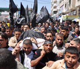 بالصور: تشييع جثمان الشهيد رائد بر بعد إن إغتالته طائرات الحقد الصهيونية بحى الزيتون