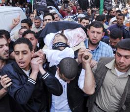 بالصور: تشييع جثمان الشهيد رائد بر بعد إن إغتالته طائرات الحقد الصهيونية بحى الزيتون