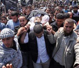 بالصور: تشييع جثمان الشهيد رائد بر بعد إن إغتالته طائرات الحقد الصهيونية بحى الزيتون
