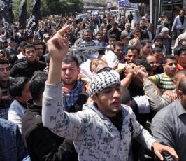 بالصور: تشييع جثمان الشهيد رائد بر بعد إن إغتالته طائرات الحقد الصهيونية بحى الزيتون