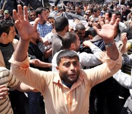 بالصور: تشييع جثمان الشهيد رائد بر بعد إن إغتالته طائرات الحقد الصهيونية بحى الزيتون