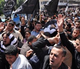 بالصور: تشييع جثمان الشهيد رائد بر بعد إن إغتالته طائرات الحقد الصهيونية بحى الزيتون