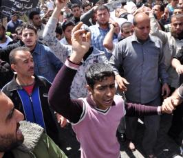بالصور: تشييع جثمان الشهيد رائد بر بعد إن إغتالته طائرات الحقد الصهيونية بحى الزيتون