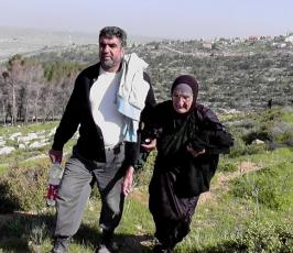 بالصور:: مسنة فلسطينية تتحدى قوات الاحتلال بزراعة أرضها