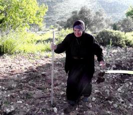 بالصور:: مسنة فلسطينية تتحدى قوات الاحتلال بزراعة أرضها