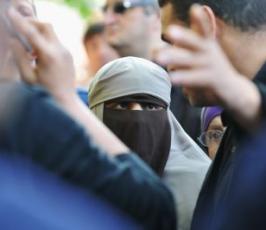 بالصور.. اعتداء شرطة فرنسا على 3 نساء لارتدائهن الحجاب