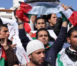 بالصور: وقفة تضامنية مع الصحفى الايطالى فيكتوريو بمدينة بغزة