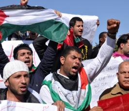 بالصور: وقفة تضامنية مع الصحفى الايطالى فيكتوريو بمدينة بغزة