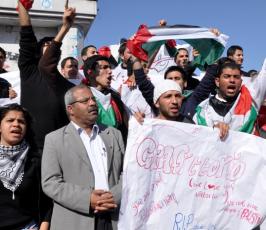 بالصور: وقفة تضامنية مع الصحفى الايطالى فيكتوريو بمدينة بغزة