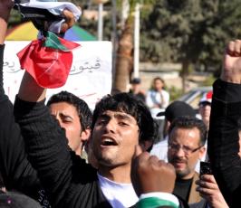 بالصور: وقفة تضامنية مع الصحفى الايطالى فيكتوريو بمدينة بغزة