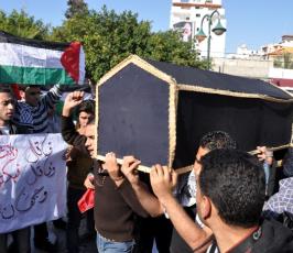 بالصور: وقفة تضامنية مع الصحفى الايطالى فيكتوريو بمدينة بغزة