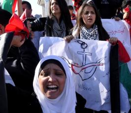 بالصور: وقفة تضامنية مع الصحفى الايطالى فيكتوريو بمدينة بغزة