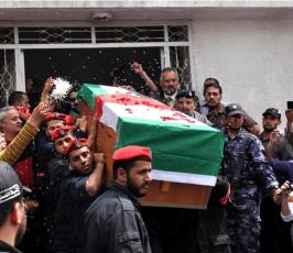 بالصور: جنازة الصحفى الإيطالى فكتوريو بمدينة غزة