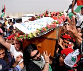 بالصور: جنازة الصحفى الإيطالى فكتوريو بمدينة غزة