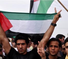 بالصور: جنازة الصحفى الإيطالى فكتوريو بمدينة غزة