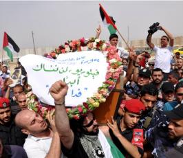 بالصور: جنازة الصحفى الإيطالى فكتوريو بمدينة غزة