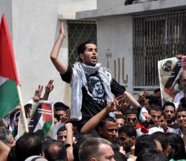 شاهد بالصور أصدقاء الصحفي الايطالي يبكونه خلال تشييع جثمانه