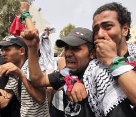 شاهد بالصور أصدقاء الصحفي الايطالي يبكونه خلال تشييع جثمانه