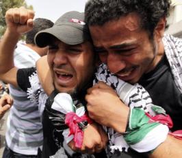 شاهد بالصور أصدقاء الصحفي الايطالي يبكونه خلال تشييع جثمانه