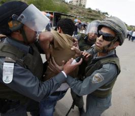 بالصور: أهالى الأسرى يحتجون أمام سجن عوفر ويدعون إلى الإفراج عن أبنائهم