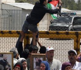 بالصور: أهالى الأسرى يحتجون أمام سجن عوفر ويدعون إلى الإفراج عن أبنائهم