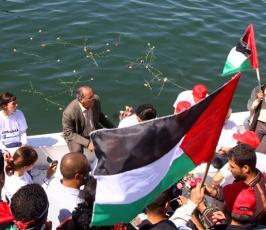 بالصور: متضامنون أجانب ينظمون رحلة بحرية للتضامن مع صيادين غزة