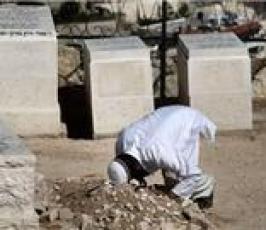 "أبكونا كثيراً فليبكوا قليلاً..صورة بكاء المستوطنين على قتيلهم في نابلس