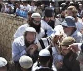 "أبكونا كثيراً فليبكوا قليلاً..صورة بكاء المستوطنين على قتيلهم في نابلس
