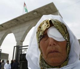 بالصور: أطباء غزة يتظاهرون أمام معبر رفح تنديداً بالحصار