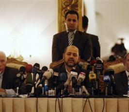 بالصور : قيادات من فتح وحماس يتبادلون الضحك و« القبلات » بعد توقيع اتفاق المصالحة