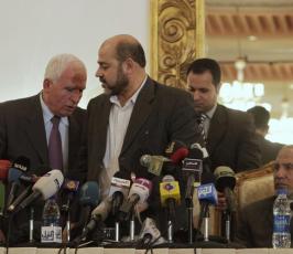 بالصور : قيادات من فتح وحماس يتبادلون الضحك و« القبلات » بعد توقيع اتفاق المصالحة