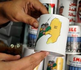 بالصور: فلسطينيون يعبرون عن فرحتهم بانهاء الانقسام بالصور والمجسمات