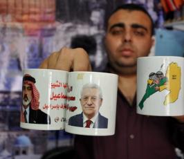 بالصور: فلسطينيون يعبرون عن فرحتهم بانهاء الانقسام بالصور والمجسمات