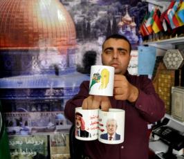 بالصور: فلسطينيون يعبرون عن فرحتهم بانهاء الانقسام بالصور والمجسمات
